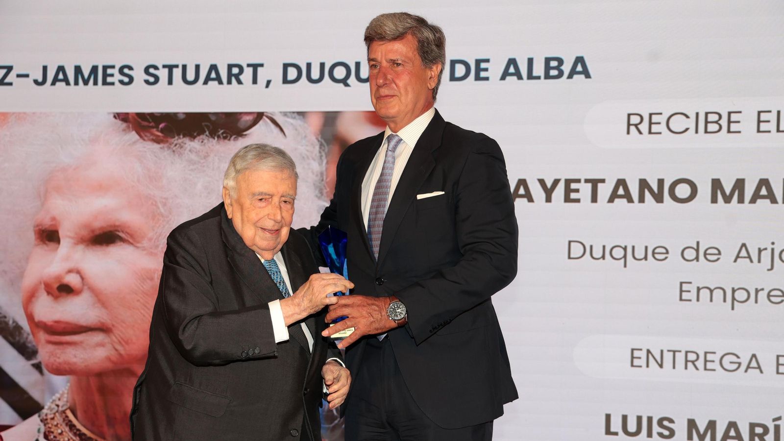 Cayetano Martínez de Irujo y Luis María Ansón en los Premios Merca2.