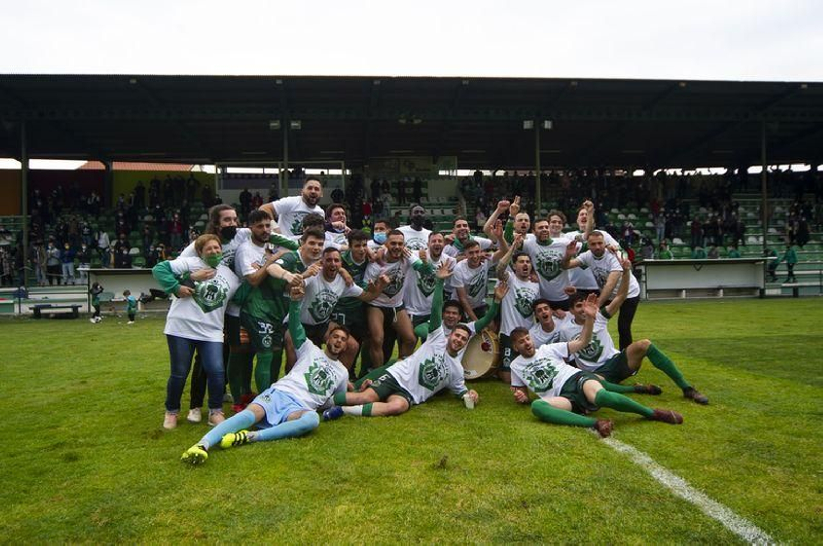 El Arenteiro celebra el ascenso a la Segunda Federación (MARTIÑO PINAL).