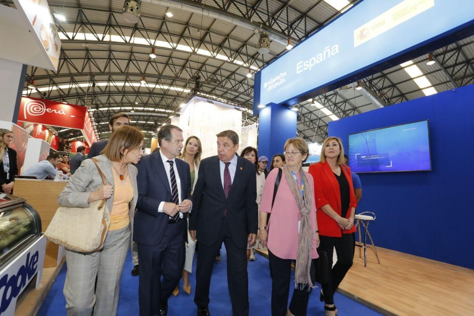 El ministro Luis Planas, acompañado por Abel Caballero, en su visita a la feria Conxemar. // J.V. Landín