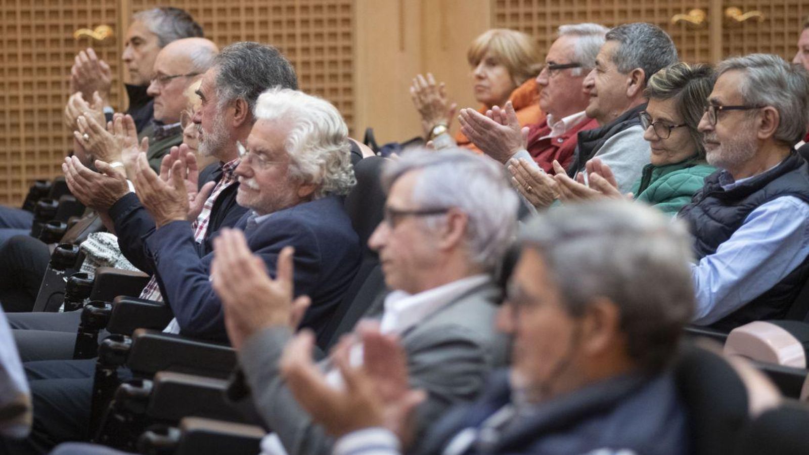 El público aplaude la intervención del invitado al Foro.