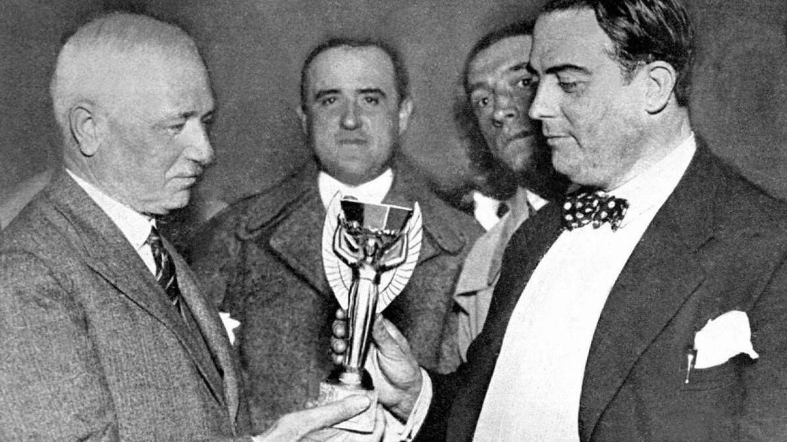 Jules Rimet entrega la Copa del Mundial al presidente de la federación uruguaya, en 1930.