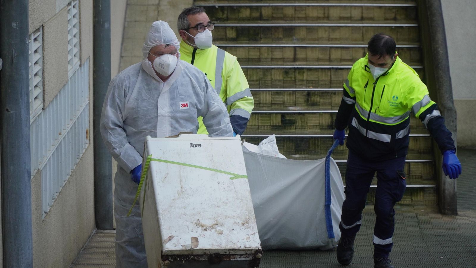 Operarios se encargan de retirarla para proceder en esta jornada al levantamiento del cuerpo