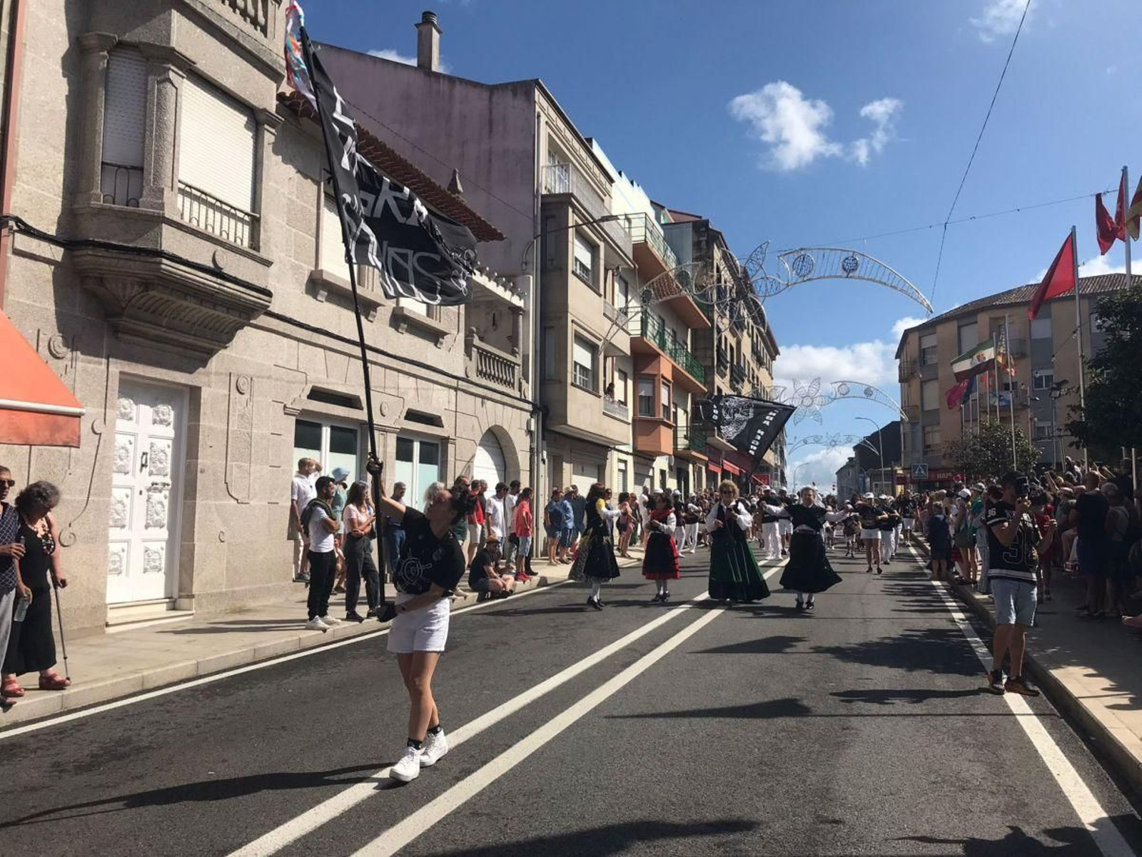 A Guarda vivió ayer un popular desfile capitaneado por las bandas.
