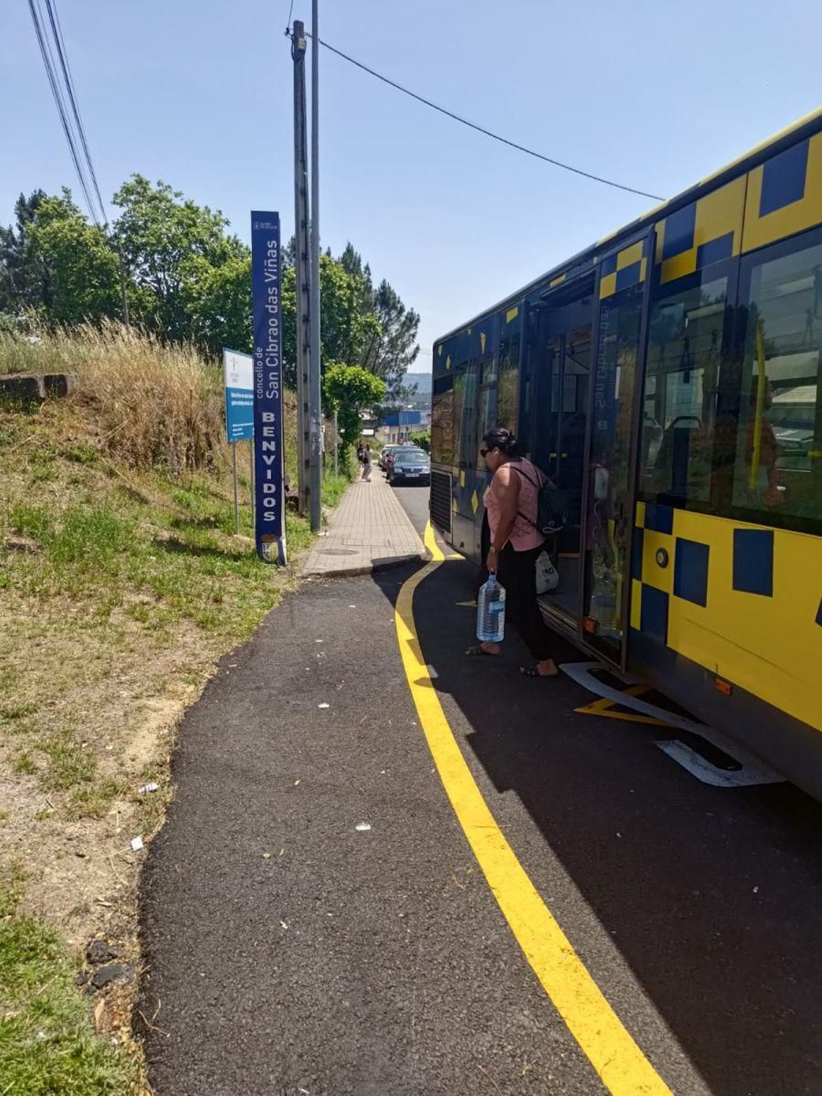 Un bus se detiene en la parada situada en el límite con San Cibrao, algo que se dejará de ver desde junio