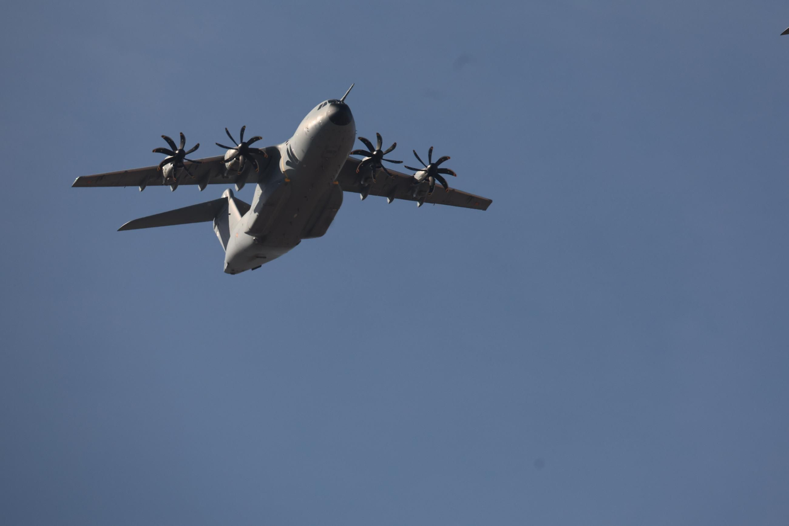 EuropaPress_7840665_exhibicion_aerea_fuerzas_armadas_acto_solemne_homenaje_bandera_nacional