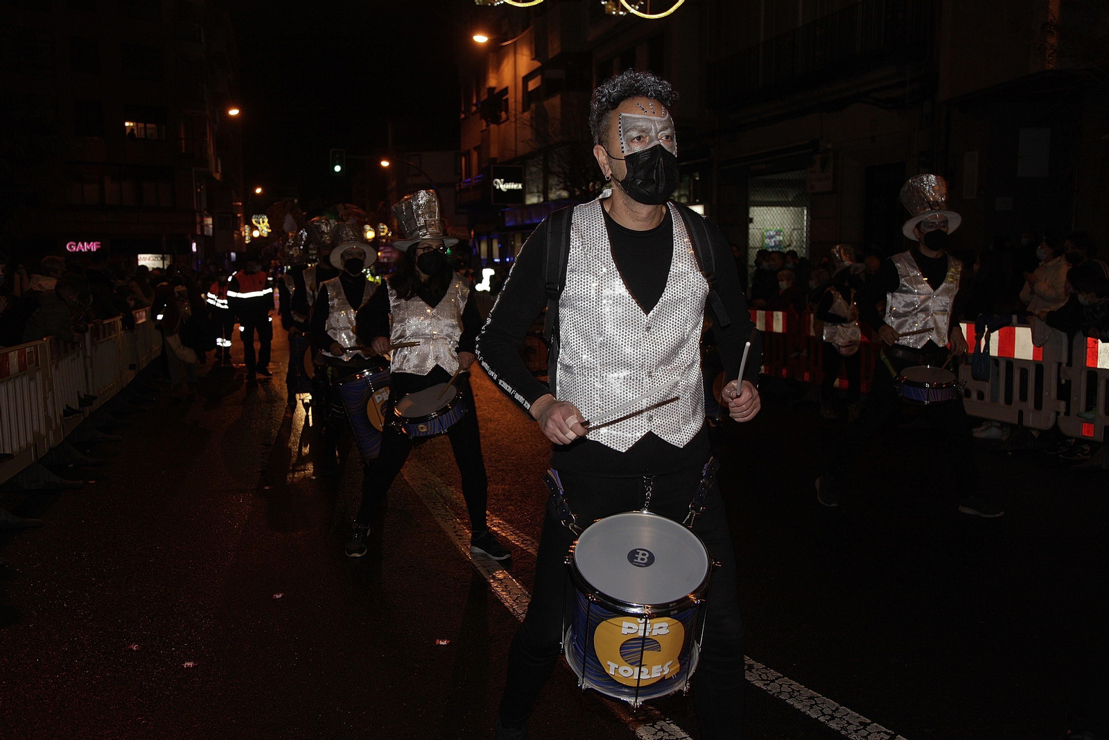 OURENSE. Osos polares, dragones o zancudos, entre los elementos del desfile. Miguel Ángel