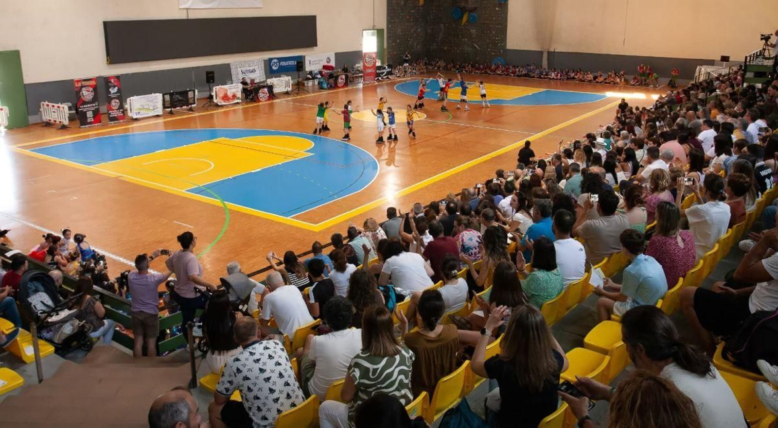 Las patinadoras se lo pasaron en grande durante el Ourense Patina que organizó el Club Roller en la cancha central de Os Remedios.