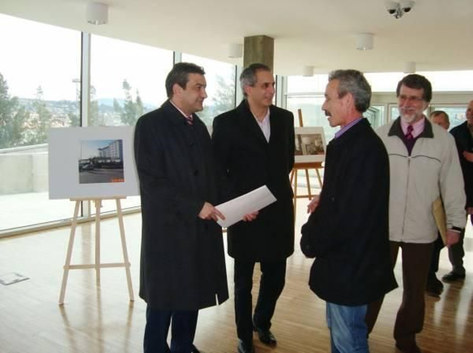 Santi Domínguez e Xesus López visitaron onte as instalacións da nova biblioteca de Martínez Garrido.