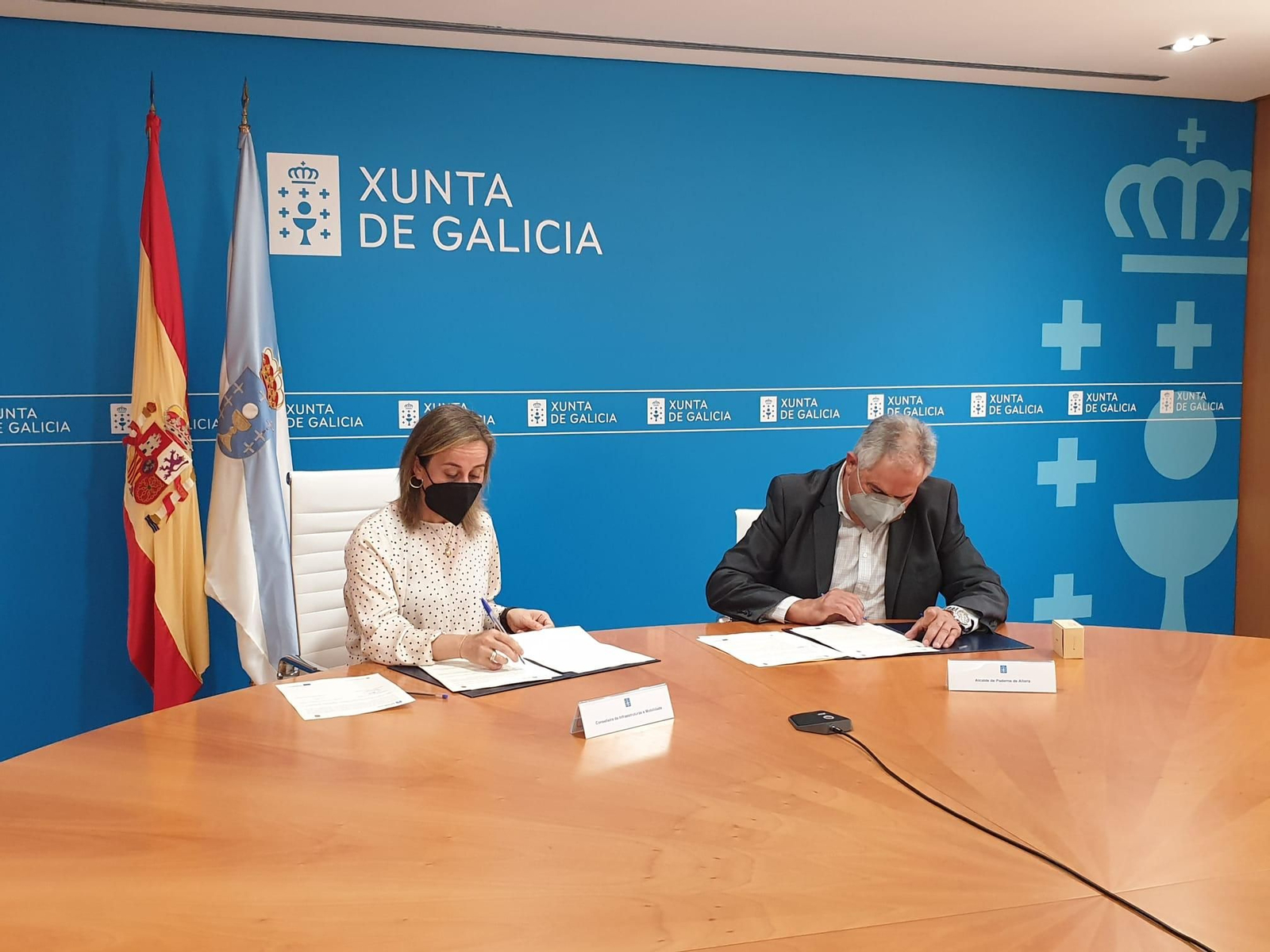 Ethel Vázquez e José Manuel Fernández no momento da sinatura.