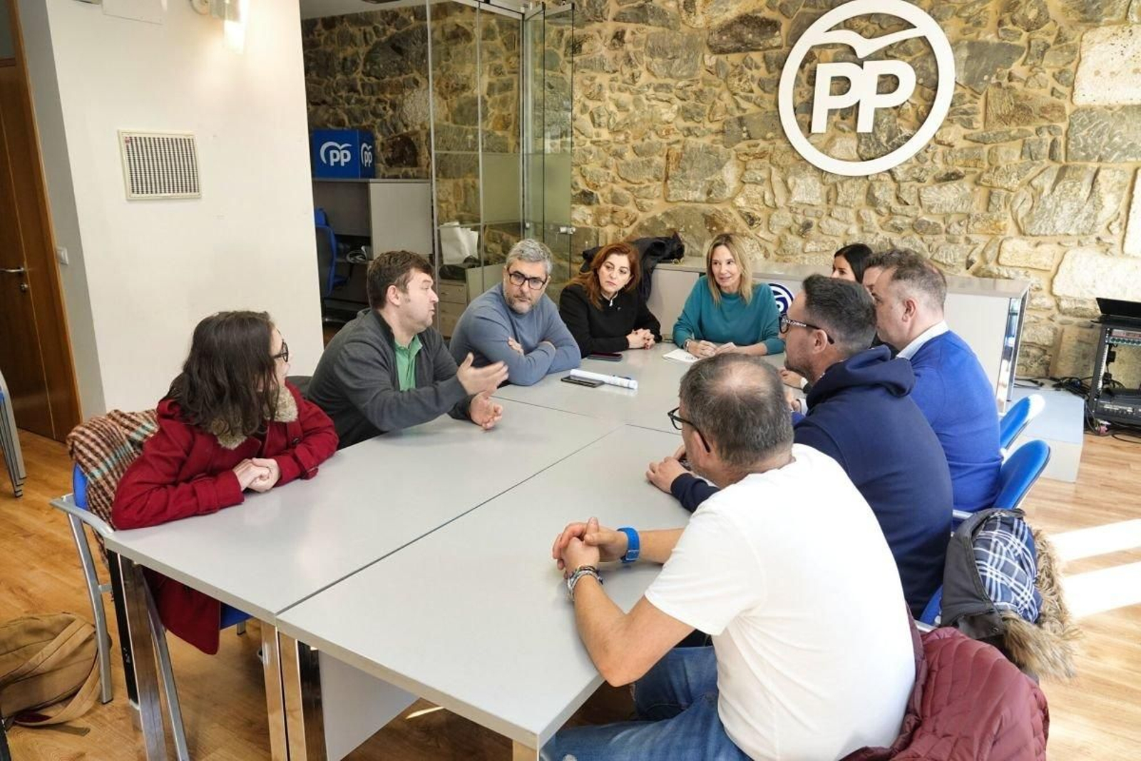 Un instante de la reunión de ayer en la sede del PP de Vigo.