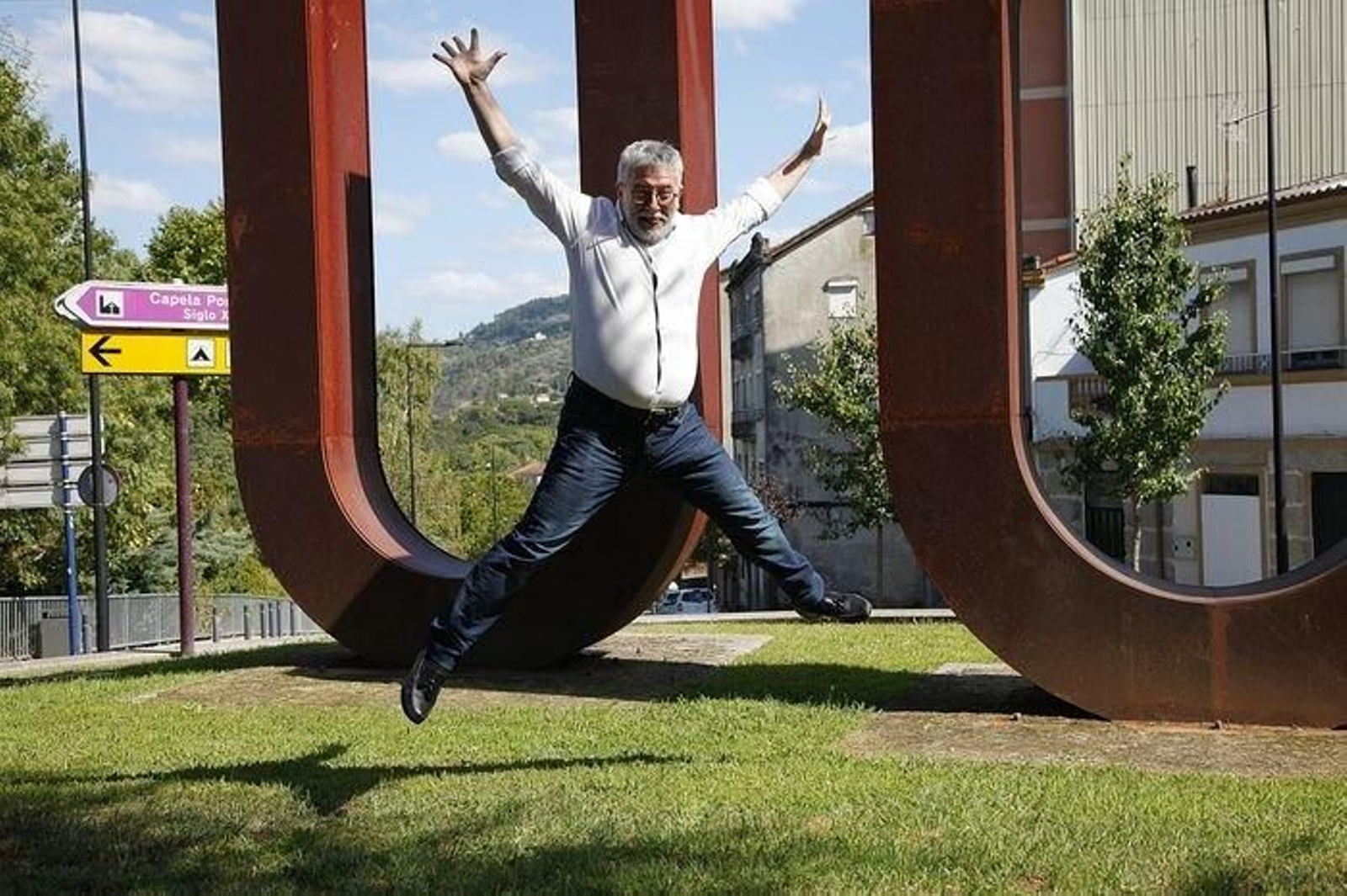 Miguel Caride (DO)/

El espectáculo debe continuar/

Abogado de oficio y músico de corazón, Miguel Caride ha decidido enrolarse en Democracia Ourensana por 'romanticismo'. Acostumbrado a criticar y a ser criticado, regala a la cámara un espectacular brinco porque sabe que hay contentar al espectador.