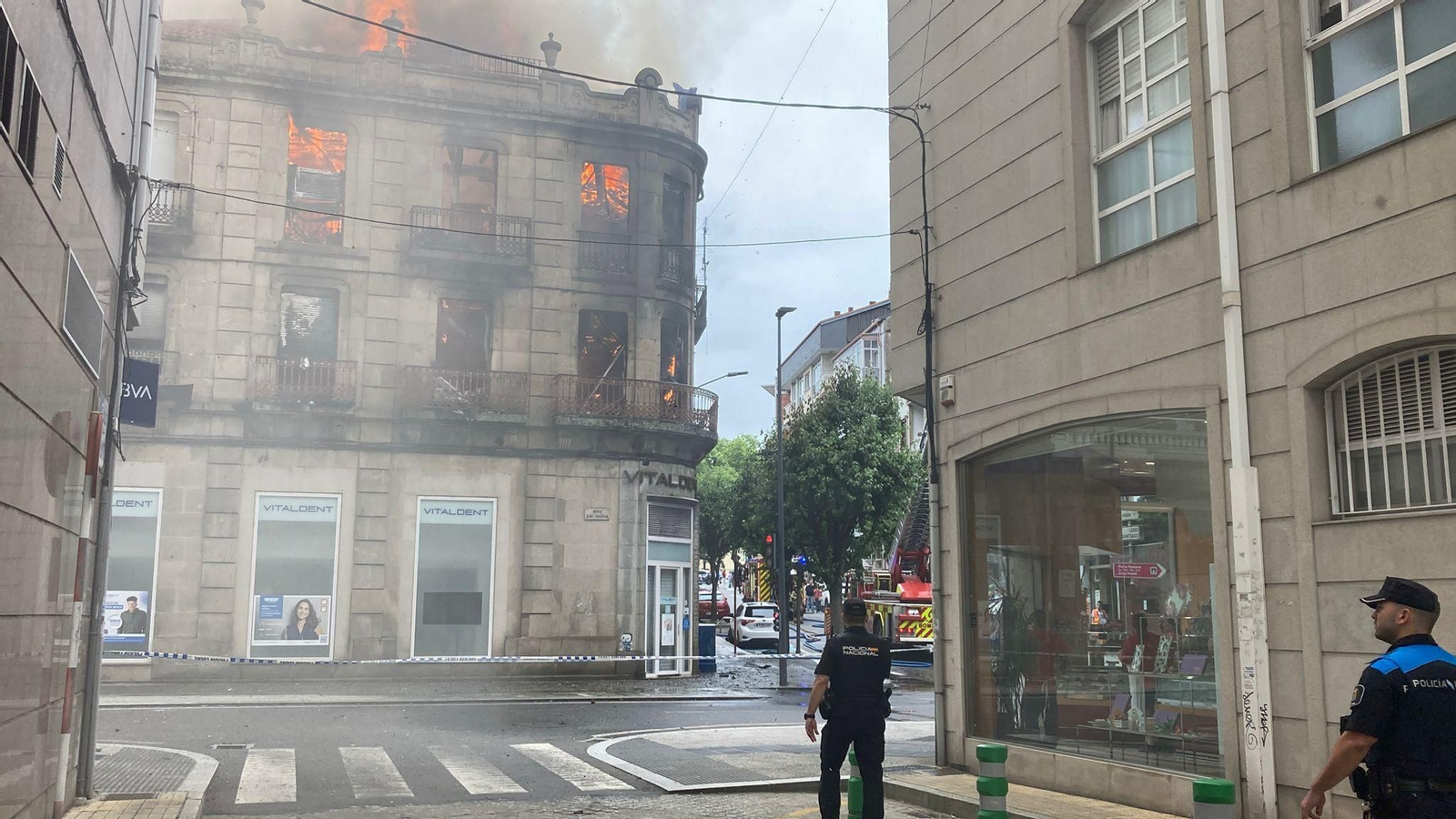 Galería | Así fue el voraz fuego que calcinó un edificio en A Ponte, en imágenes