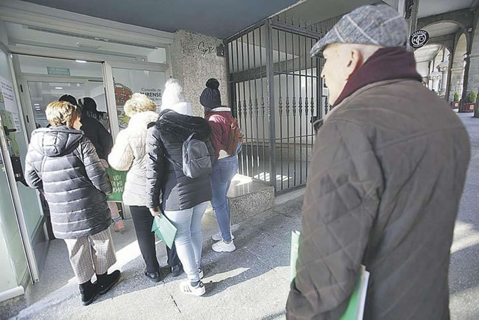Vecinos esperando para realizar trámites administrativos en las oficinas del Concello.