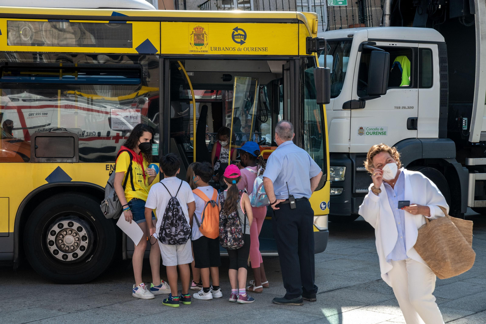 Un bus urbano de Ourense recogiendo pasajeros.