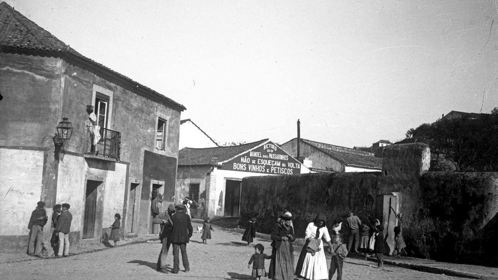 Ó fondo, a lenda que convidaba ós asistentes ós enterros a entrar no “retiro”.