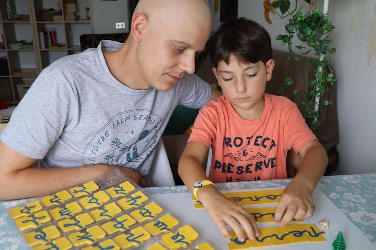 Edgar y su hijo Neyzan compartiendo un momento de juego en su domicilio familiar.