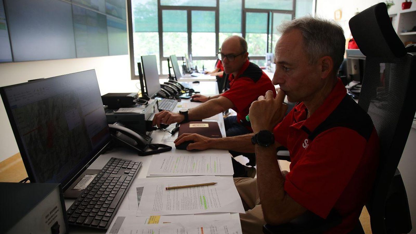 Los efectivos monitorean la situación de los fuegos.