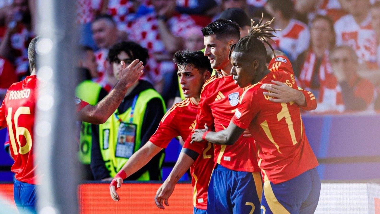 Rodri, Pedro y Nico Williams celebran el gol con Morata. // X (@SEFutbol)