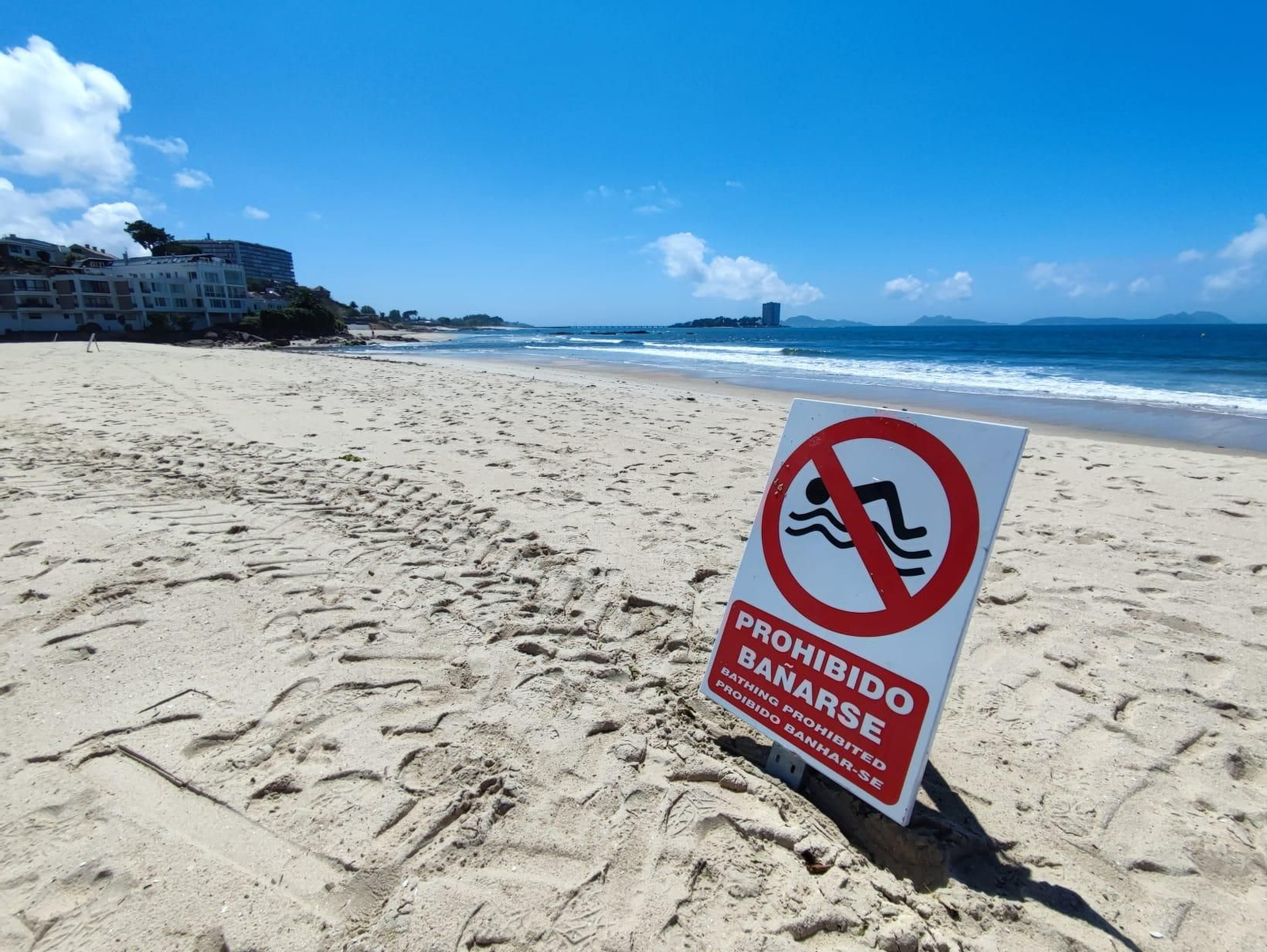 Cartel que prohíbe el baño en la playa de A Foz, este lunes. // Vicente Alonso