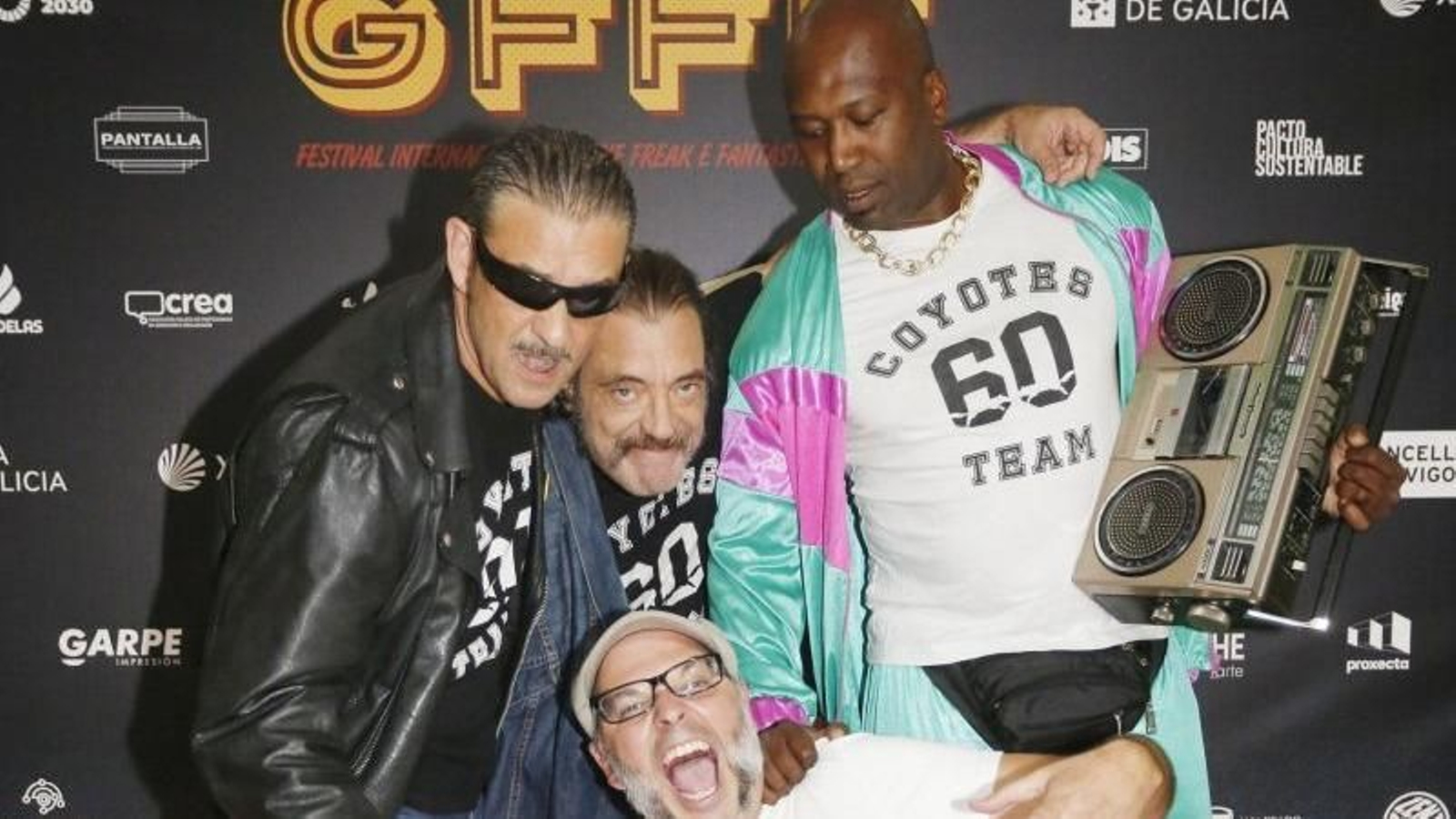 Los tres protagonistas de “Coia o Caos” con el director de GFFF.
