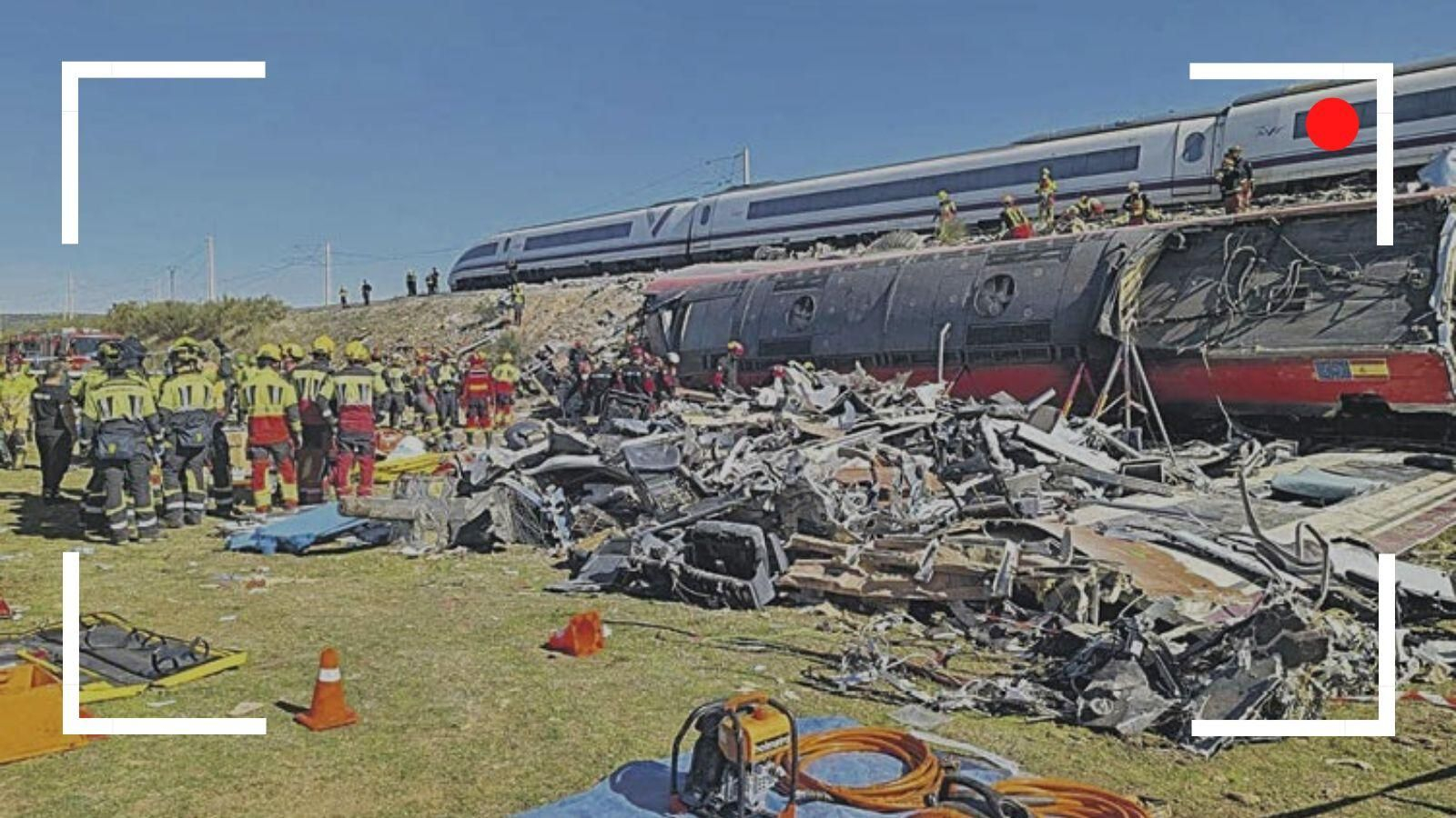 Los equipos de emergencia y los investigadores trabajan en la zona del accidente ferroviario de Urda (Toledo), donde continúa la búsqueda de desaparecidos y la recogida de pruebas para esclarecer las causas del choque.