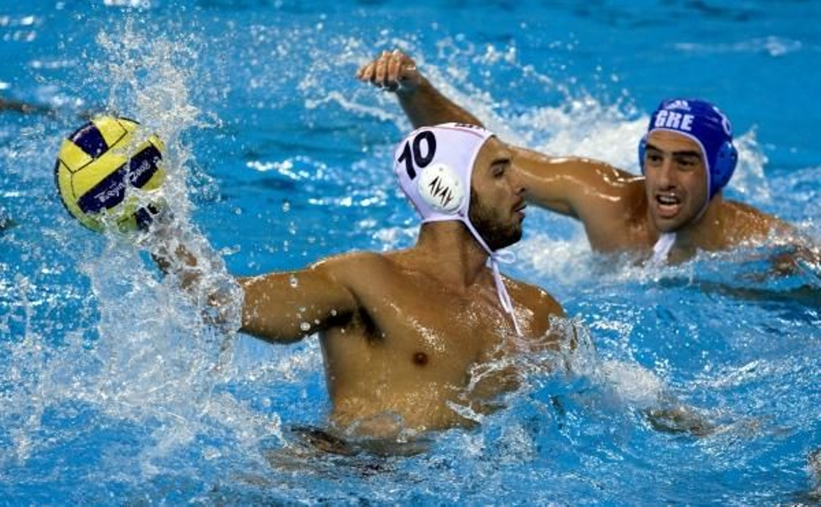 Felipe Perrone durante el encuentro contra Grecia. (Foto: A.  Yusni)
