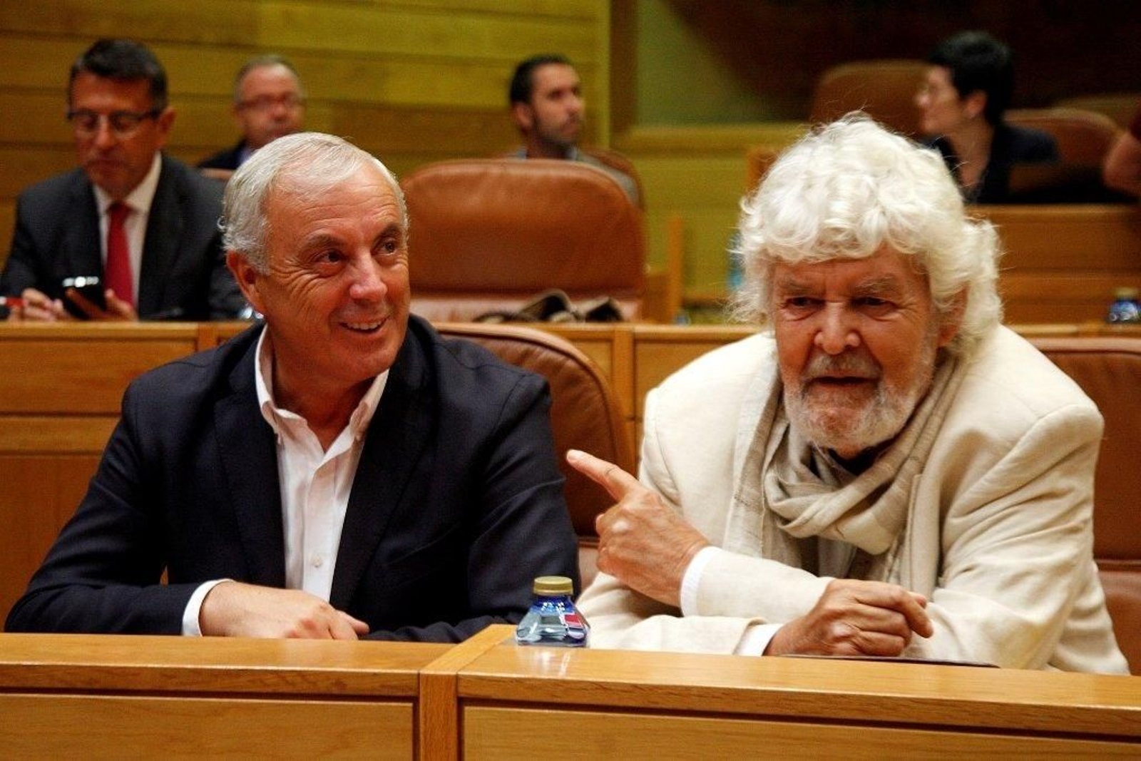 Pachi Vázquez y Beiras, conversando en el hemiciclo.