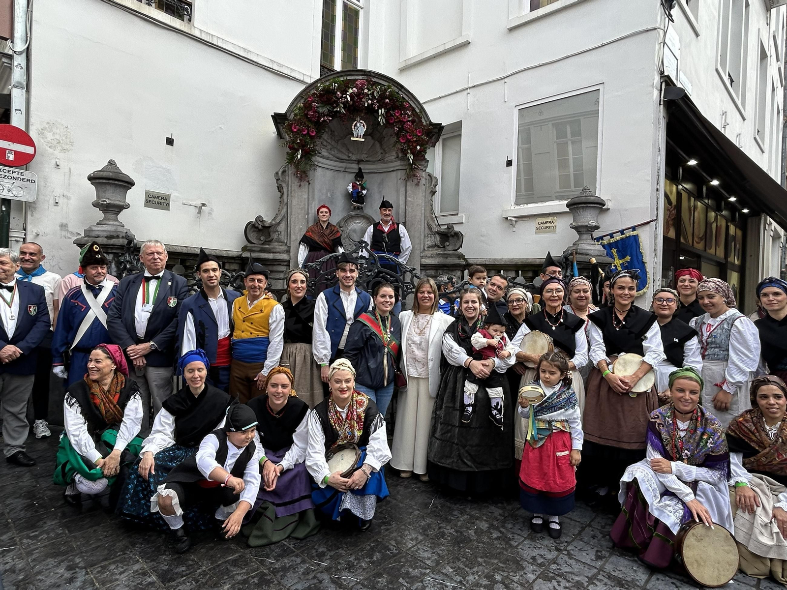 La vicepresidenta del Principado junto a la colectividad asturiana en Bruselas