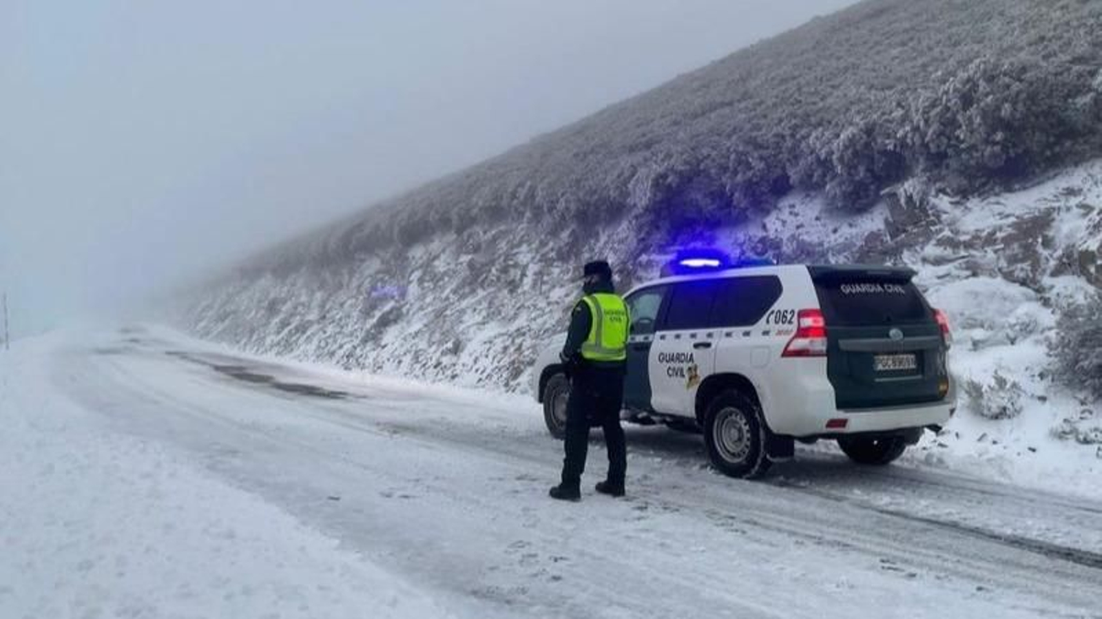 La OU-122 permaneció cortada ayer por la acumulación de nieve a la altura de Casaio.