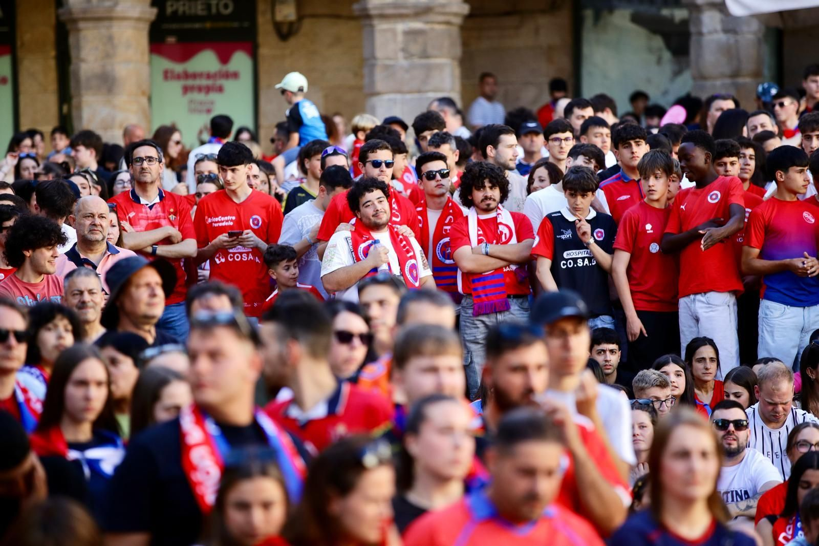 Galería | La afición de la UD Ourense sale a las calle de Ourense para disfrutar del partido, en fotos