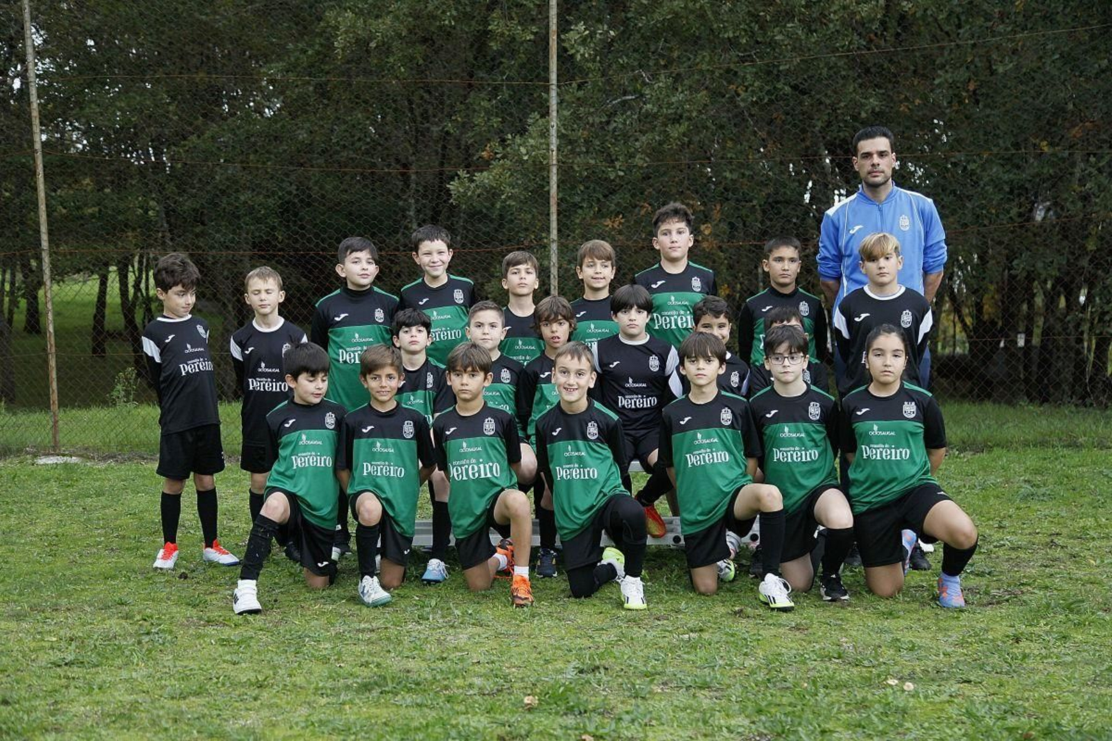 Los integrantes de las escuadras benjamín A y B del CD Pereiro.