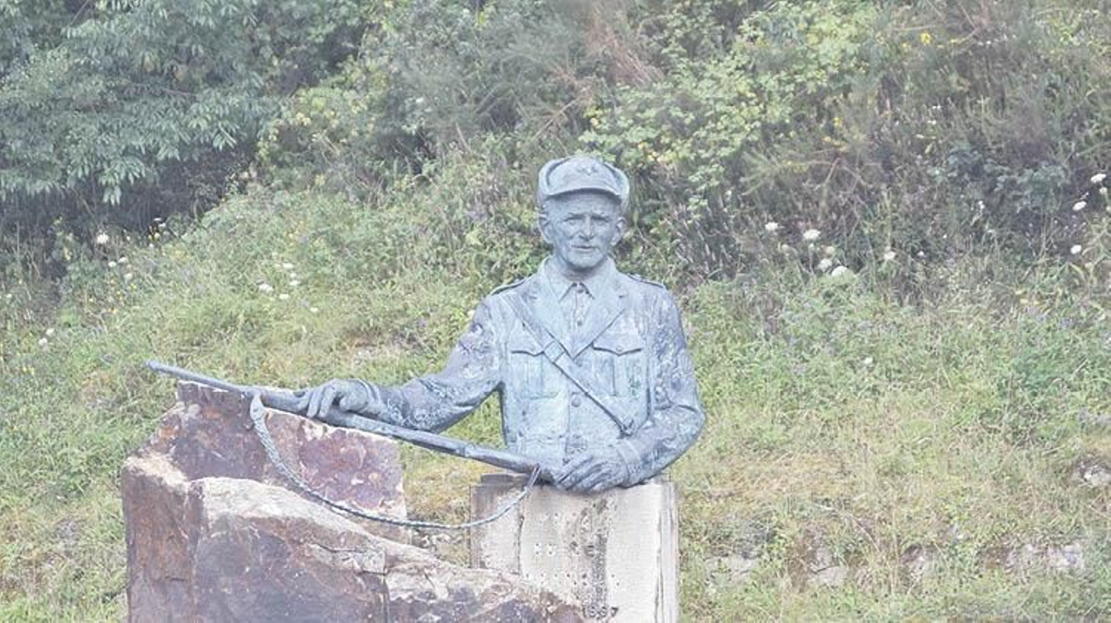 No monumento situado na estrada de Cabuérniga, "Pepín de Fresneda" conserva o rifle que o acompañou (A. Piñeiro).