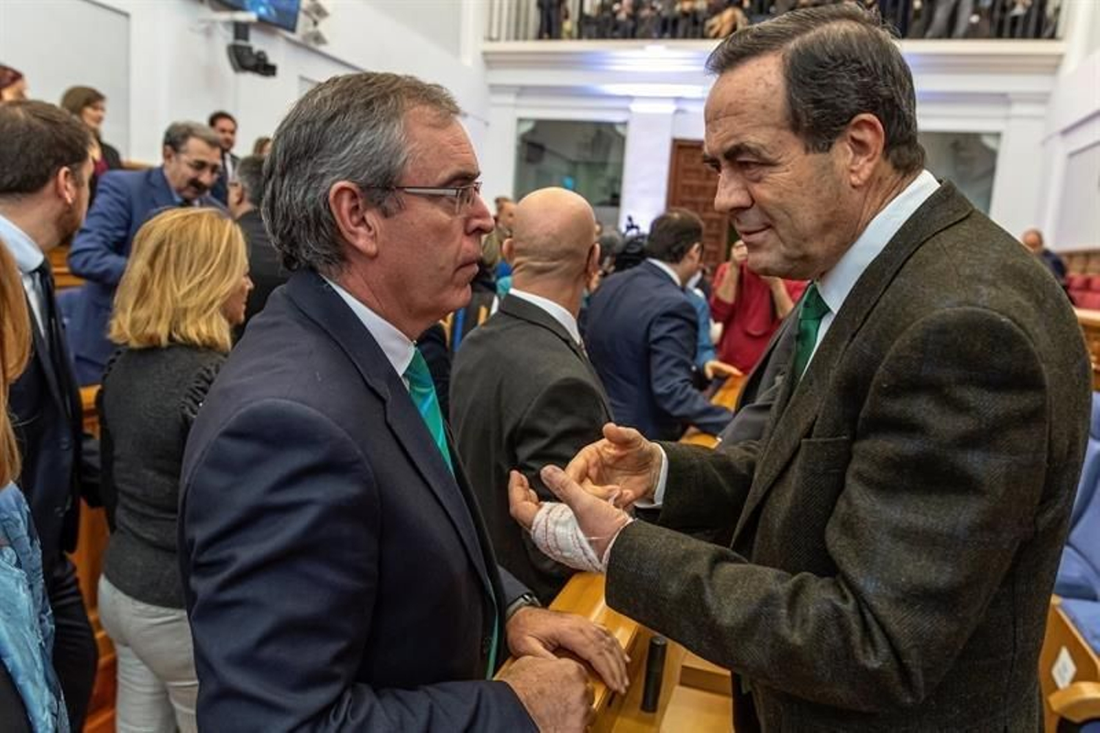 El diputado popular, Vicente Aroca (i) conversa con el expresidente de Castilla-La Mancha, José Bono (d)