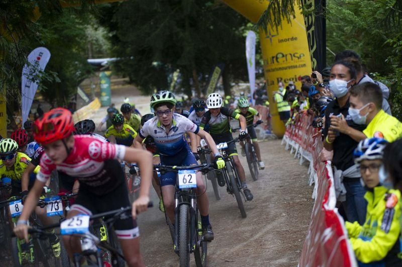 La salida, un momento siempre espectacular en las competiciones de BTT (Martiño Pinal).