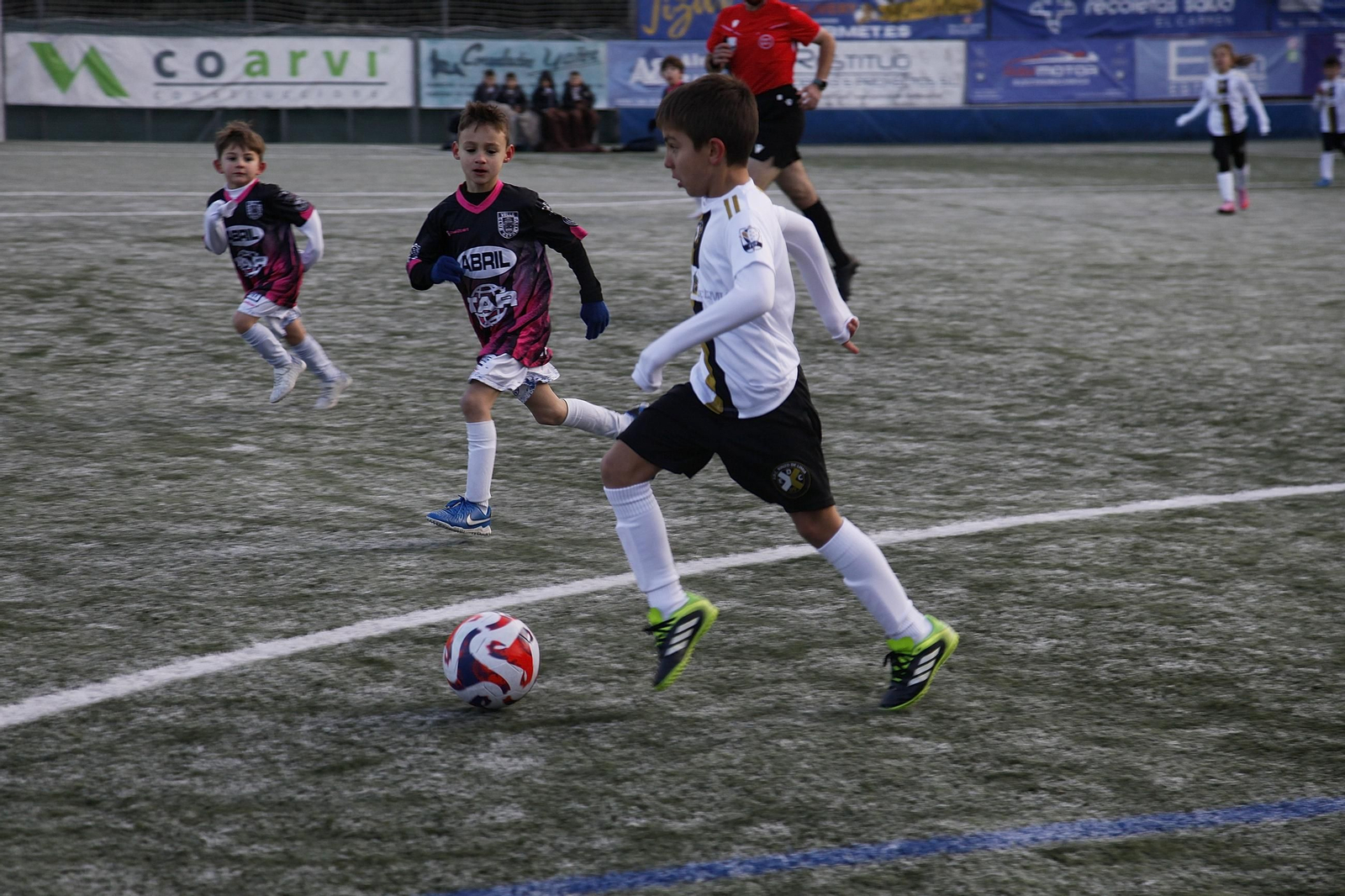Galería | El fútbol base ourensano disfruta de un torneo benéfico en Barbadás