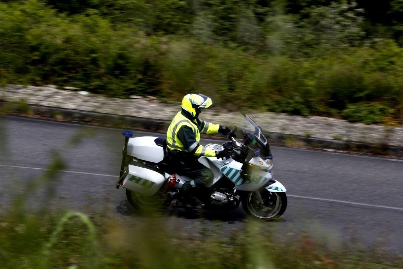 Un agente de la Guardia Civil en su moto.