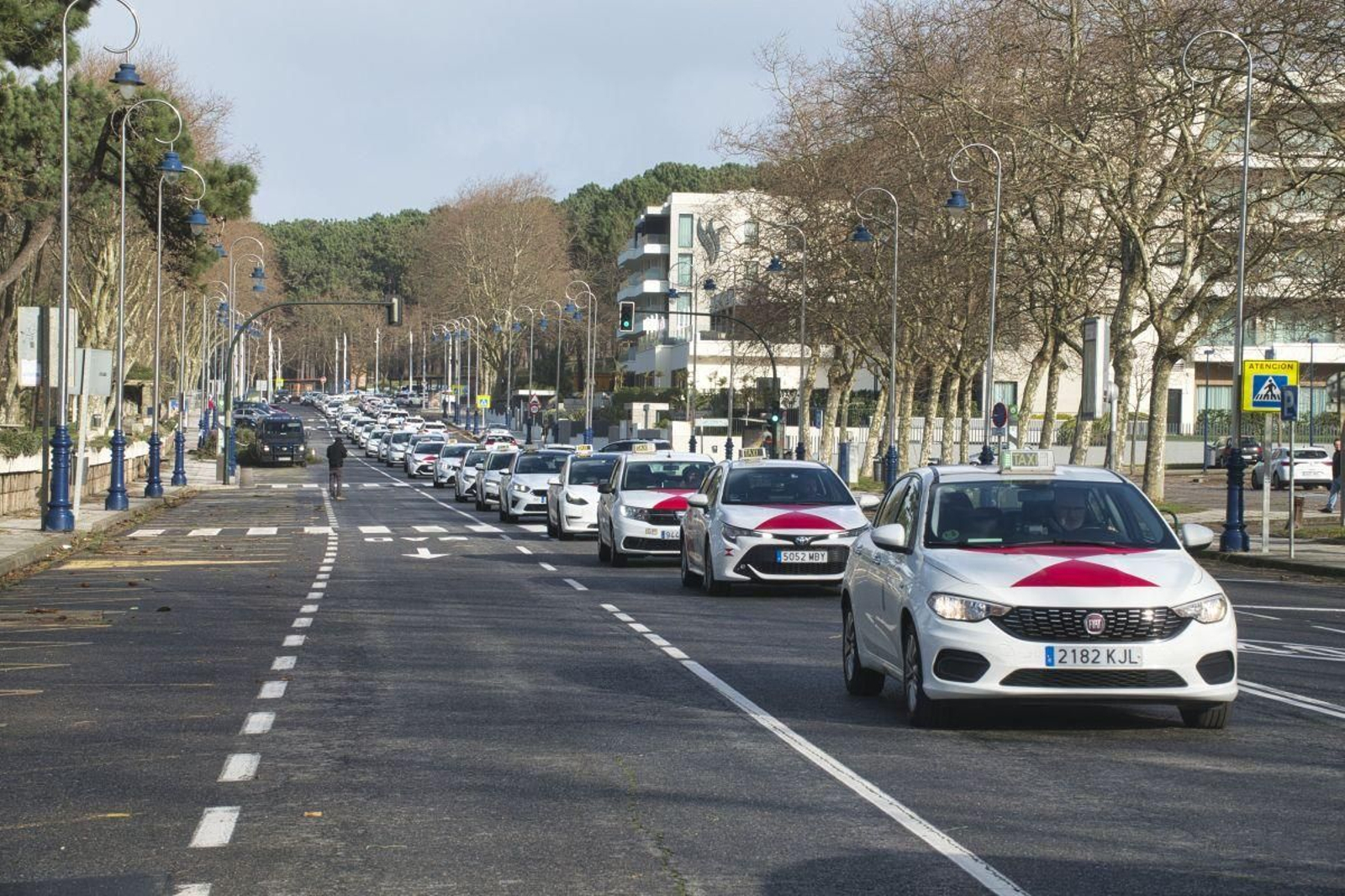 La ‘caravana’ de taxis de Vigo y su área, a su salida desde el Verbum, en Samil.