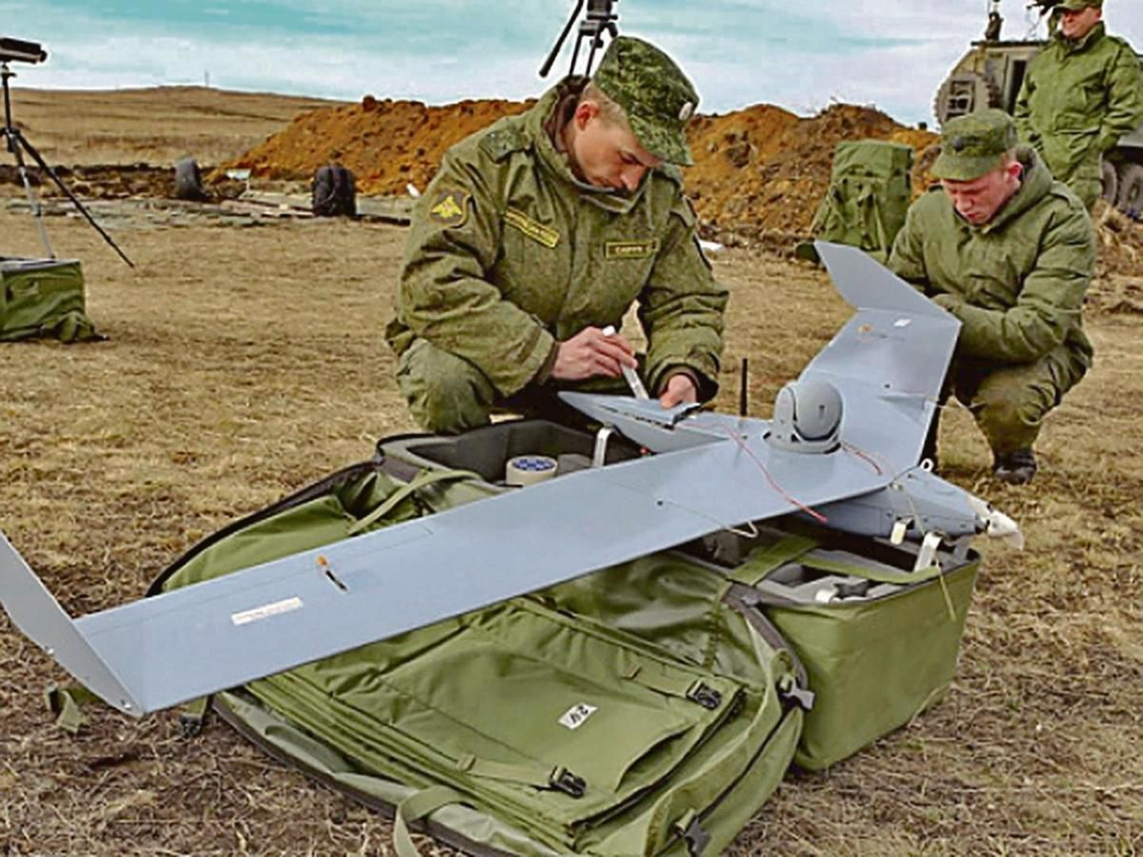 Un soldado arreglando un dron.