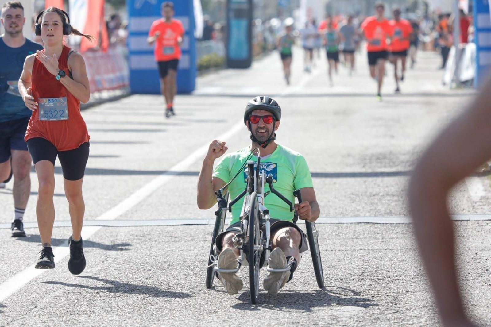 Llegada a la meta de los participantes en la Vig-Bay 2024.