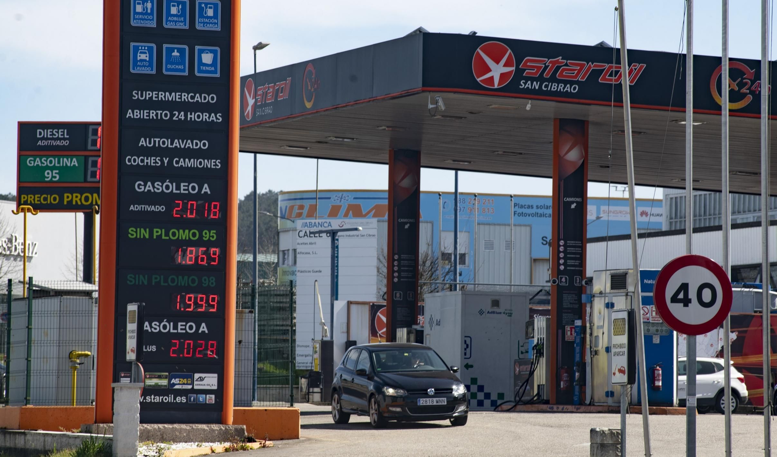 La gasolinera de San Cibrao ayer, con el diésel por encima de los 2 euros.