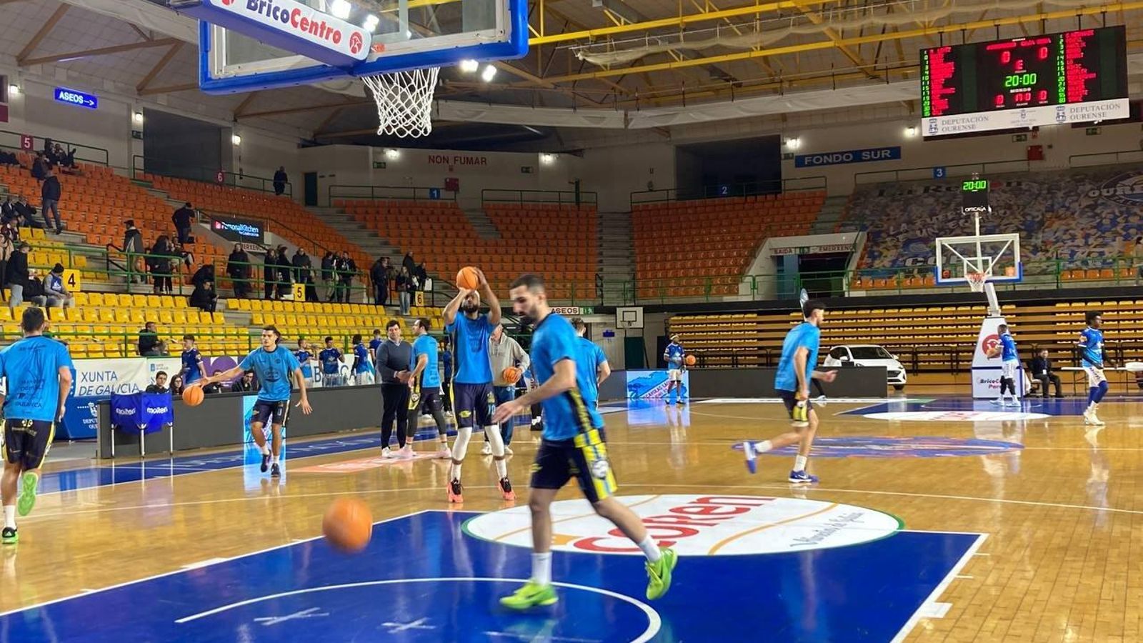 El COB calentando en su partido ante el Zamora.