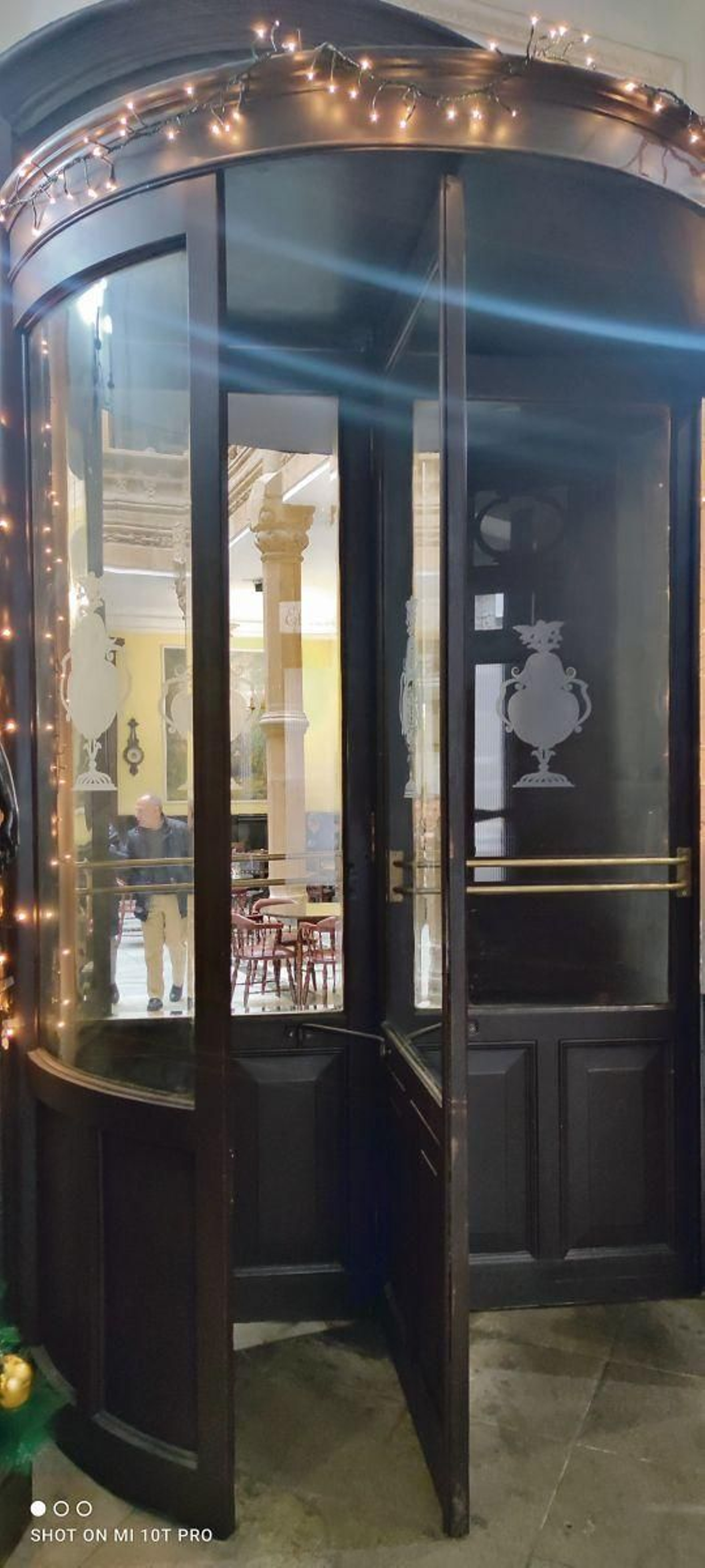 El Liceo conserva en su interior la única hermosa e histórica puerta giratoria de la ciudad.