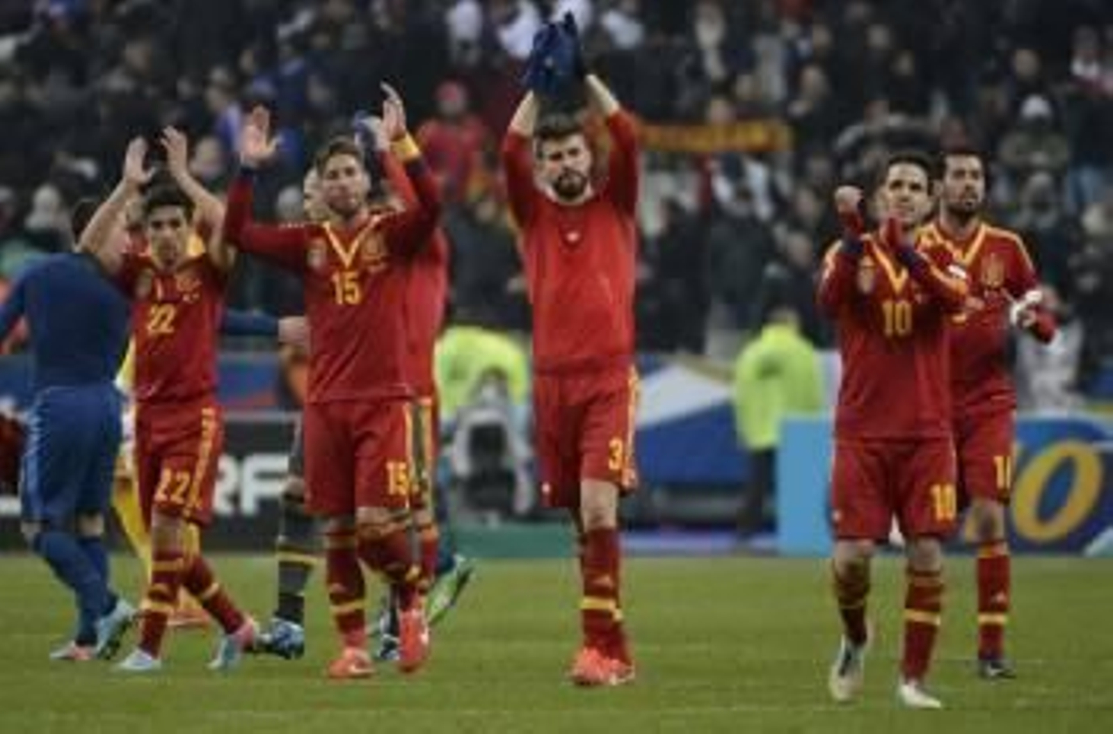 Los jugadores españoles aplauden tras el partido. (Foto: CHRISTOPHE KARABA)