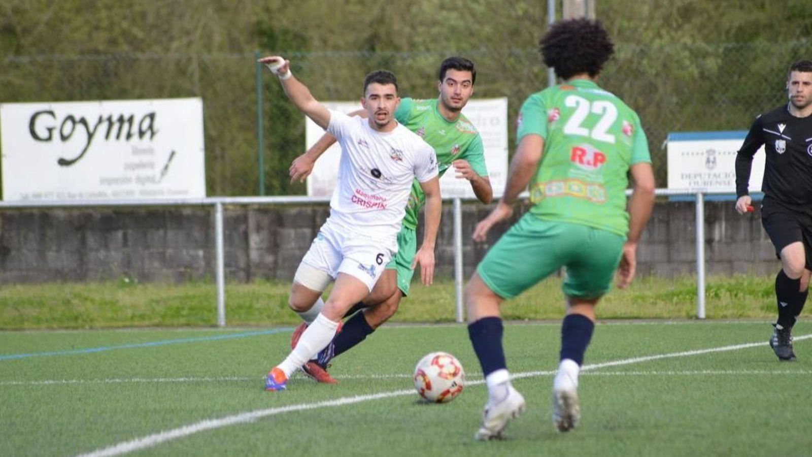 Manu Blanco, centrocampista del Arnoia, en el duelo de ayer ante el Juvenil de Ponteareas en O Xestal.