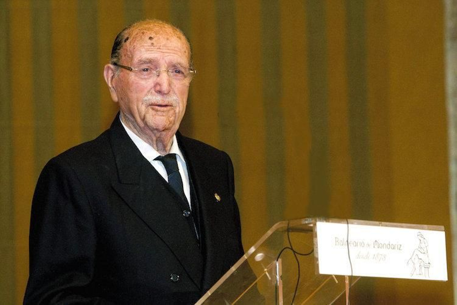 GRA180. MONDARIZ, 24/11/2012.- El expresidente gallego Gerardo Fernández Albor durante su intervención en el homenaje que ha recibido hoy en Modariz. EFE/Salvador Sas