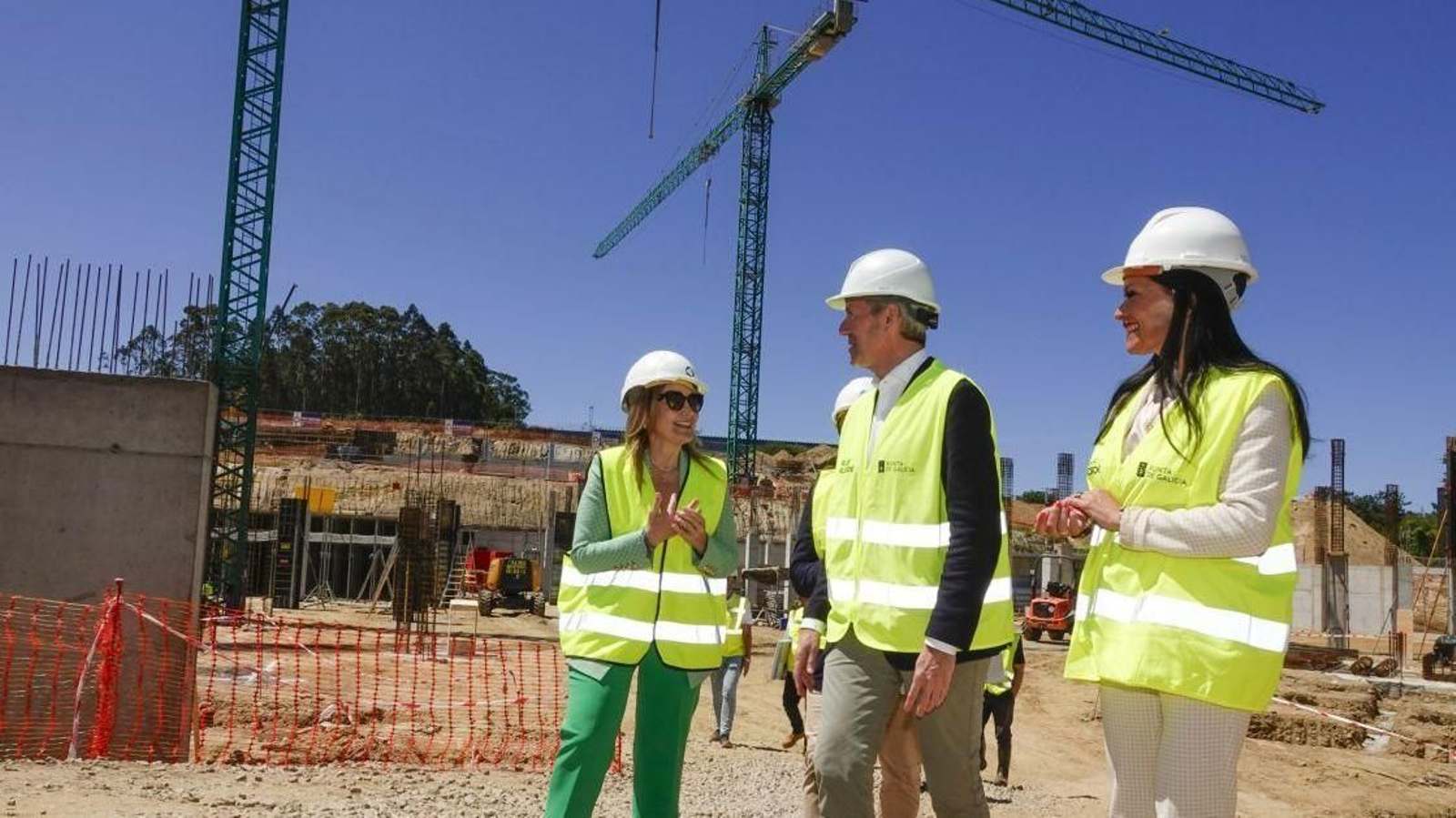 Marián Mouriño departe con Alfonso Rueda en la obra, ante la mirada de la alcaldesa de Mos, Nidia Arévalo.