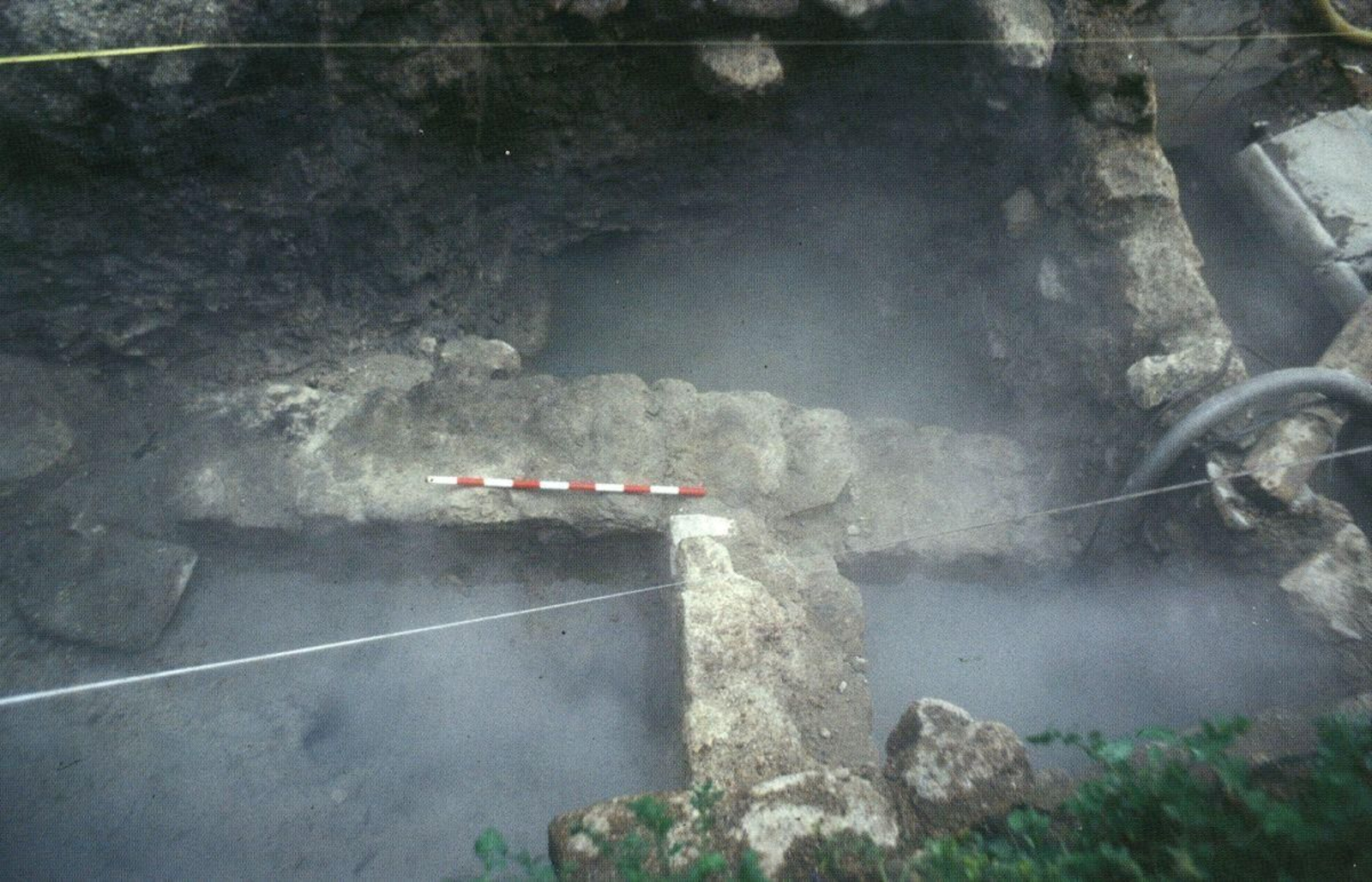 Restos de edificación romana na escavación dirixida por Alfredo Seara.