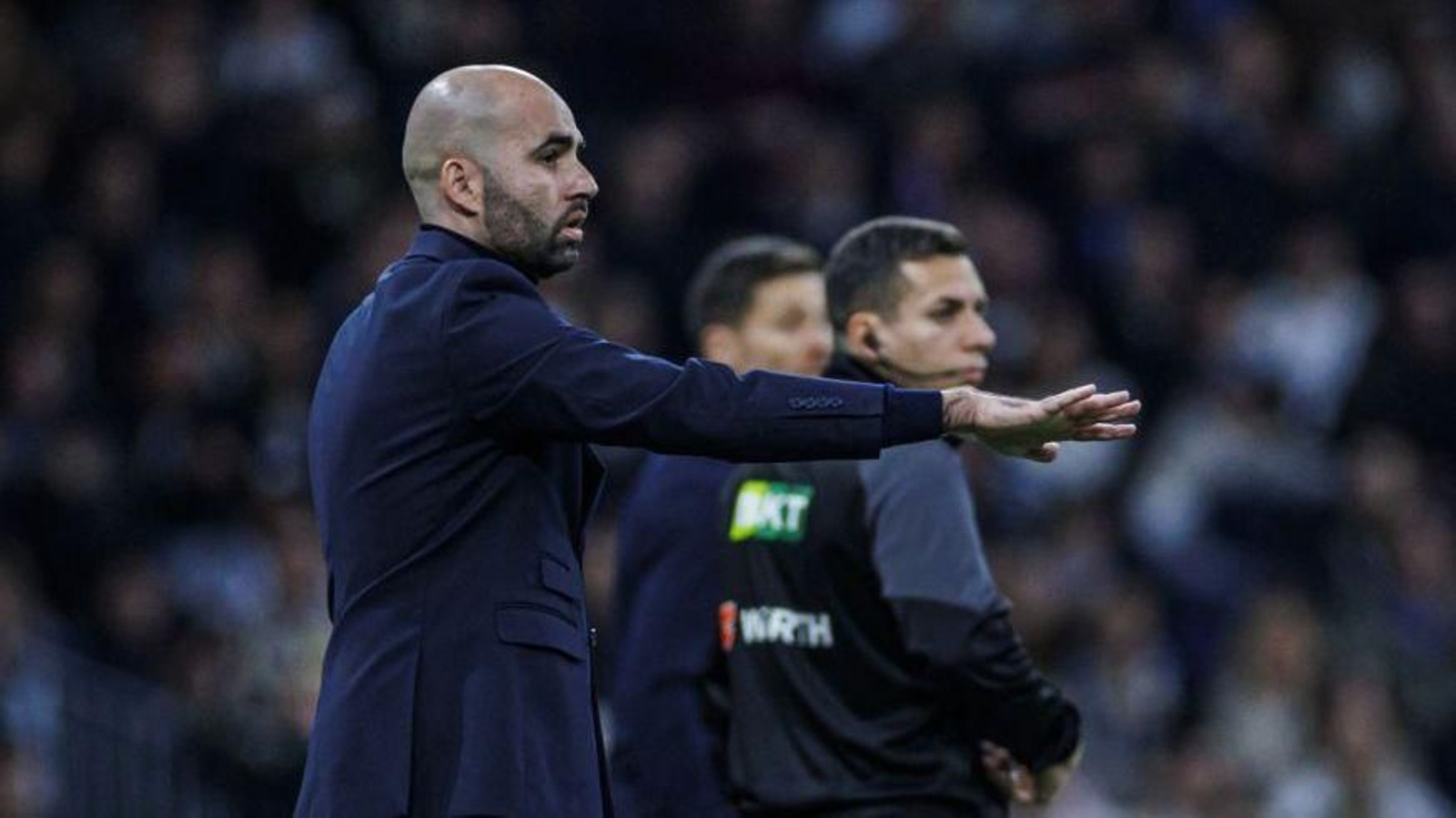 Claudio Giráldez da instrucciones desde la banda en el choque de ayer en el Santiago Bernabéu.