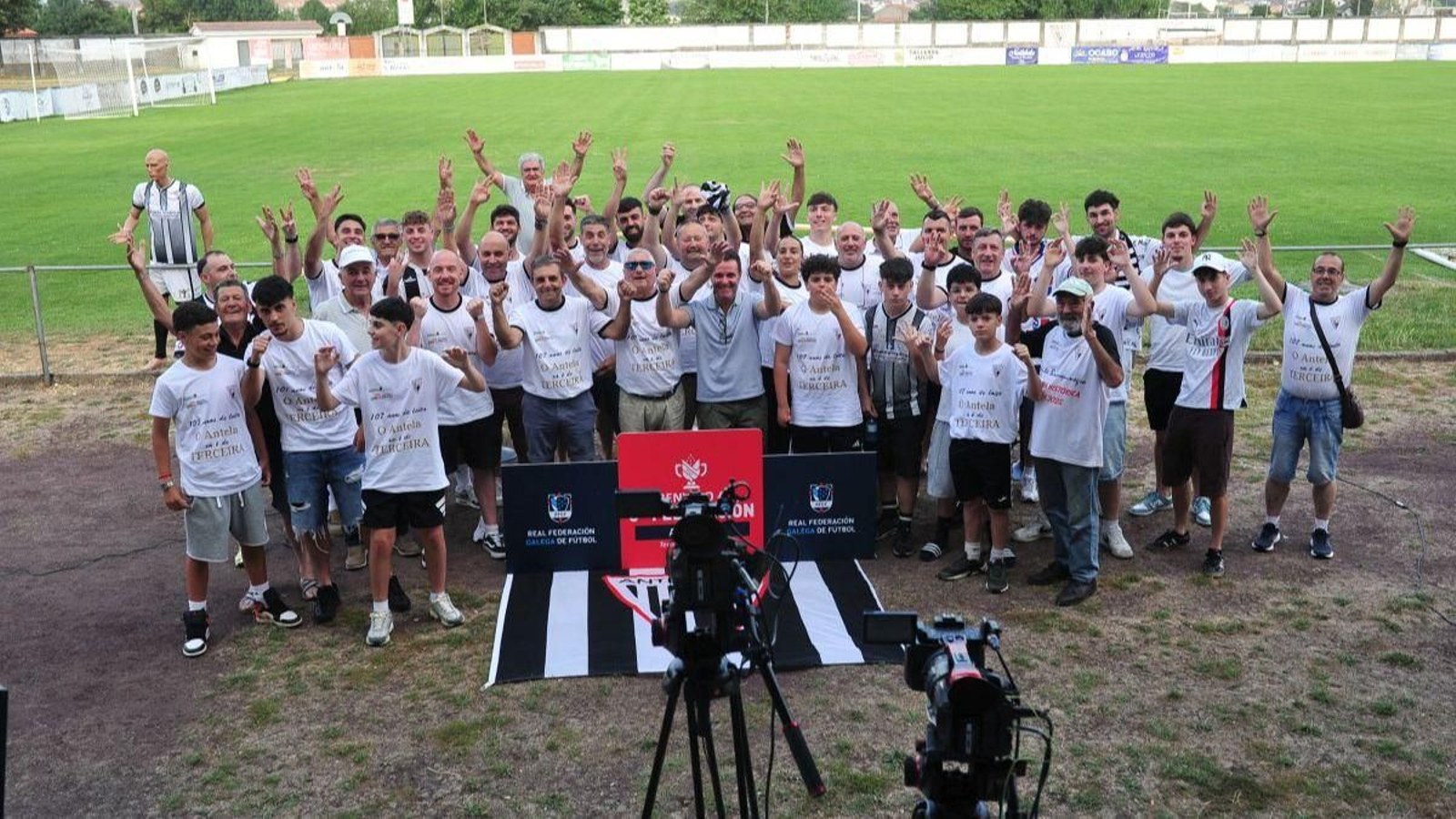 Jugadores, directivos y aficionados del Antela compartieron plató en A Moreira