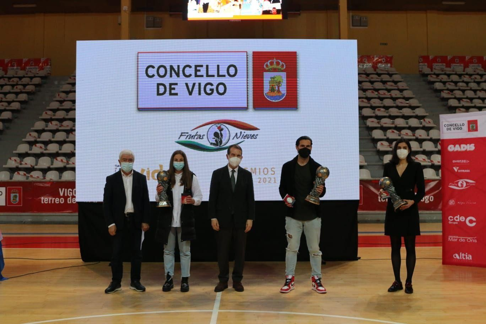 Paula, Viti y Clau, con Abel Caballero y Manel Fernández.